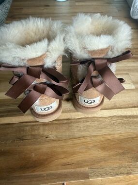 UGG Kids Chestnut Shearling Back-Bow Boots